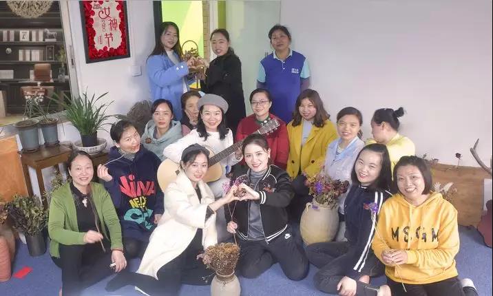 “魅力女神，抹出唇在感” 力華高頻淬火設(shè)備的女神們這樣過節(jié)